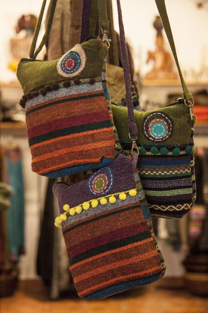 Interiér obchodu SAMSA — boho a etno produkty